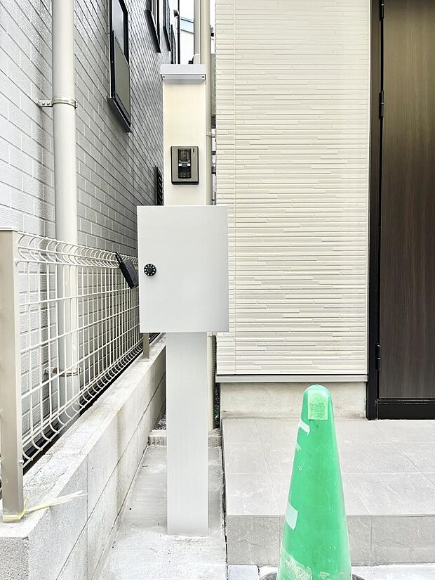 【その他現地】表札・インターホン・ポストをひとつに集約。エントランスになじむシンプルデザイン。