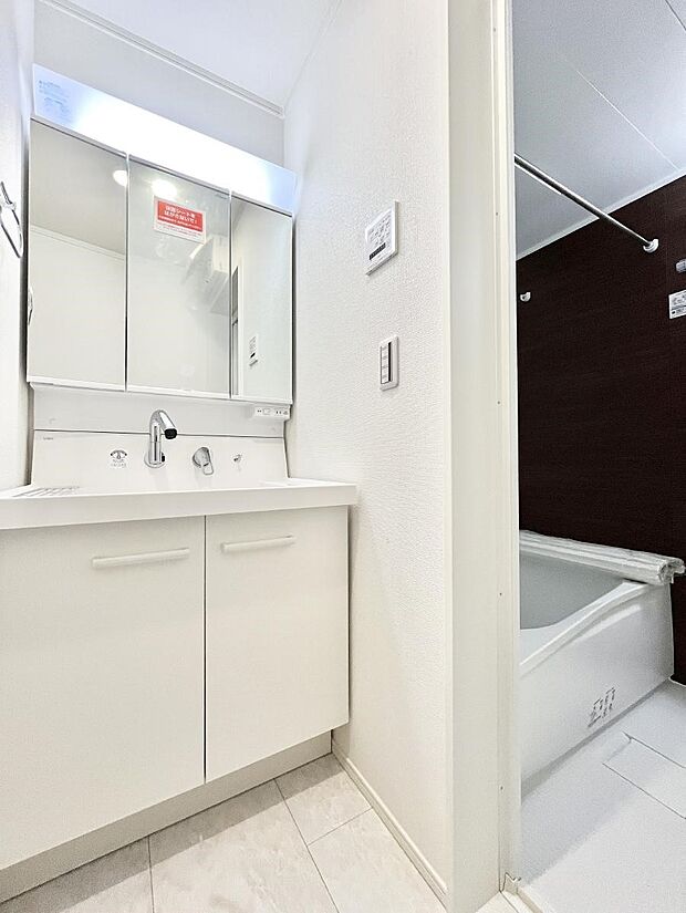 【脱衣場】清潔感のある快適空間です。毎日の身支度も気持ち良くお使い頂けます。