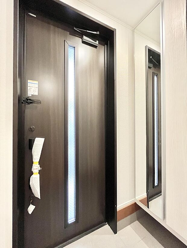 【玄関】ミラー付きシューズボックスはお出かけ前の身だしなみチェックに便利