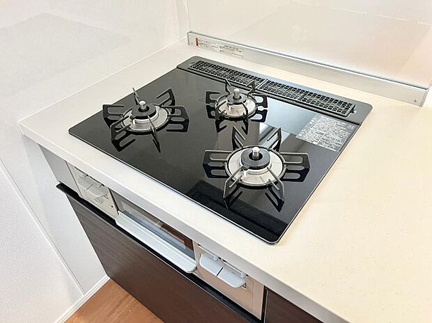 【Siセンサーコンロ】ガスコンロはSiセンサー搭載。火力調節や焦げ付き・消し忘れも防いでくれます。