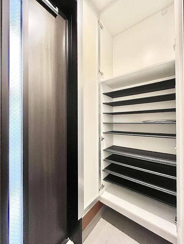 【収納】たっぷり収納できるシューズボックス。