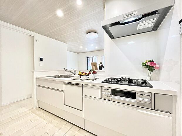 【ダイニングキッチン】リビングで遊ぶお子様を見守りながらお料理ができる対面キッチン。  