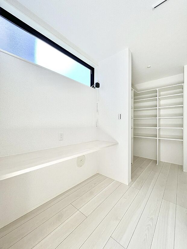 【その他内観】リビング階段が家族の笑顔と会話をつないでくれます    