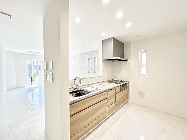 【ダイニングキッチン】爽やかな風が通り抜けるキッチン。窓があるので明るく換気にも役立ちます。  