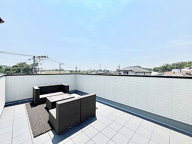 【バルコニー】スカイバルコニー。眺めも良く、大きな洗濯物も広げて干せます。