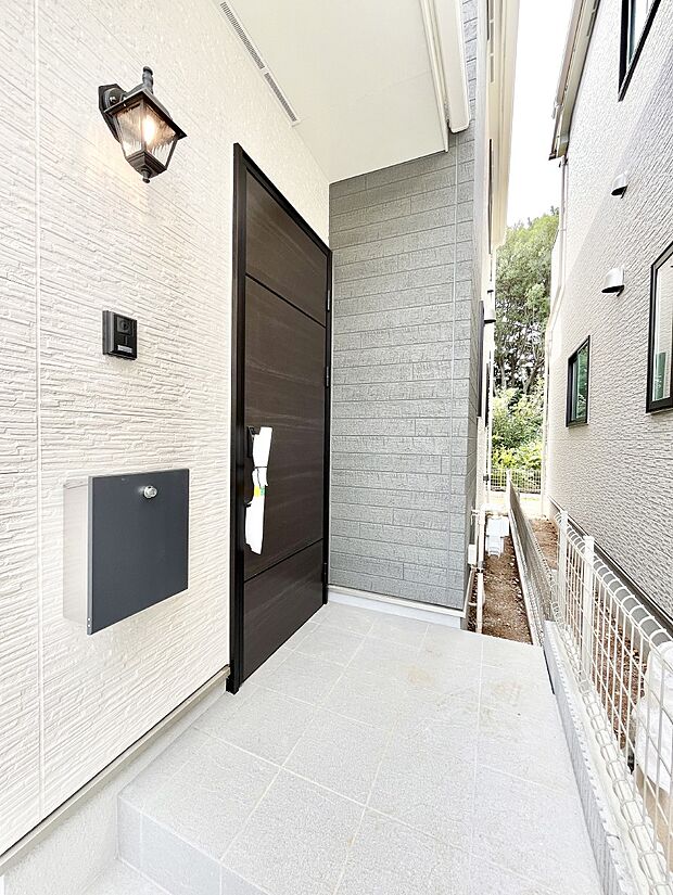 【玄関】大切な家族、来客を出迎える玄関。