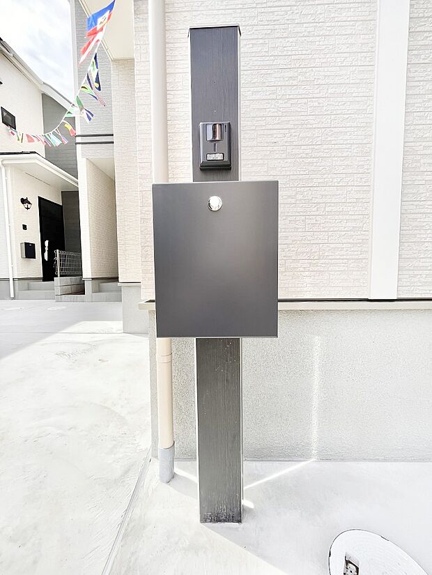 【その他現地】シンプルデザインのポスト。