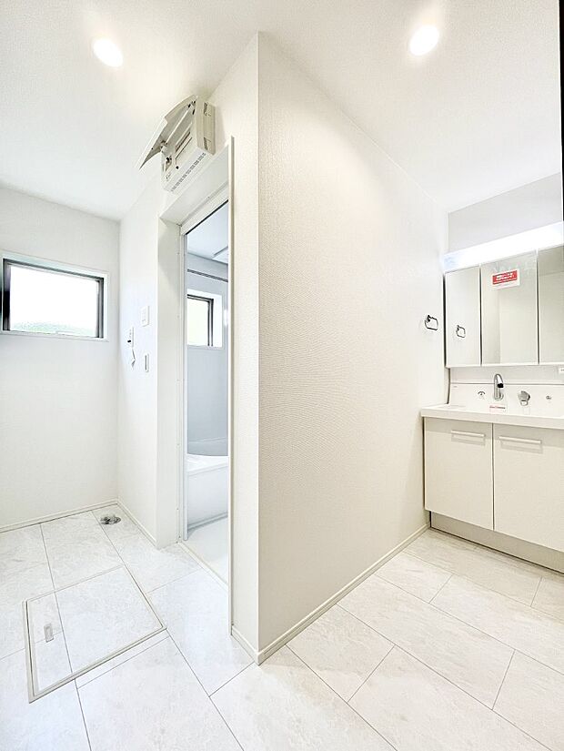 【脱衣場】清潔感ある洗面化粧室で朝の身支度も快適