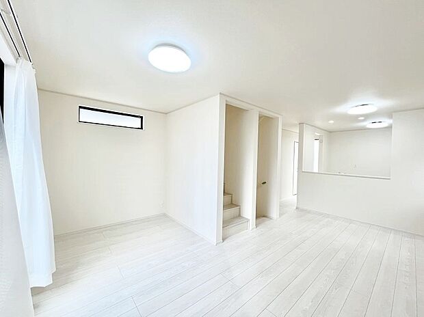 【リビングダイニング】「ただいま」「おかえり」家族とのコミュニケーションが深まるリビングイン階段。