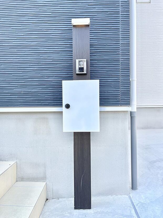 【その他現地】表札・インターホン・ポストをひとつに集約。エントランスになじむシンプルデザイン。