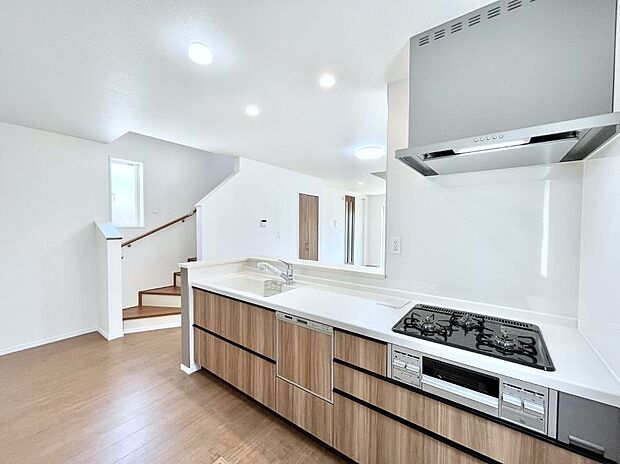 【ダイニングキッチン】リビングで遊ぶお子様を見守りながらお料理ができる対面キッチン。