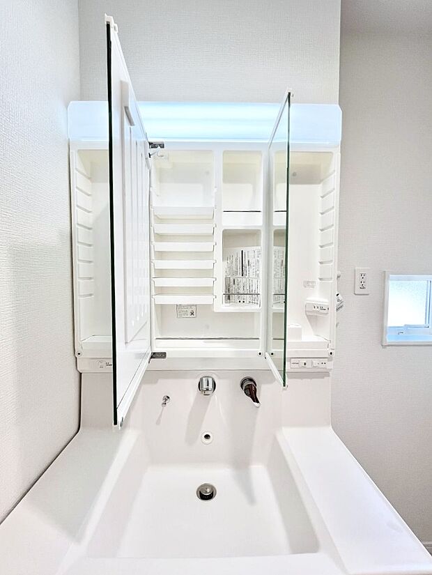 【三面鏡裏収納】三面鏡の裏に、化粧品や衛生用品などを収納可能。洗面台をすっきりと保ちます!