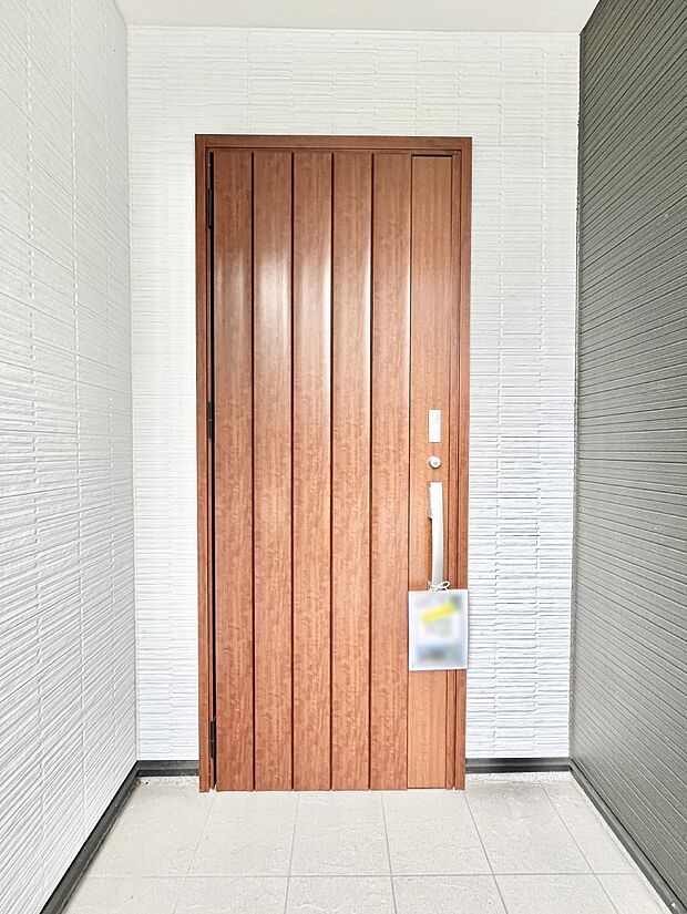 【玄関】住まいの顔を演出する、玄関ドア。