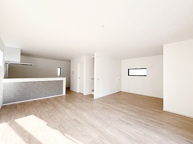 【リビングダイニング】明るい陽光が注ぎ、寛ぎの雰囲気に満たされるリビング・ダイニング。