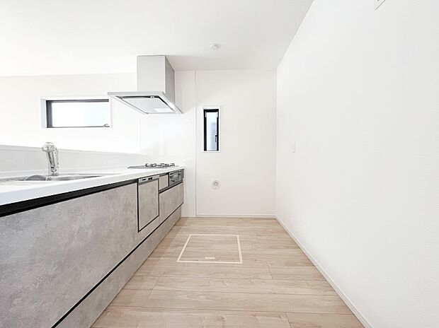 【ダイニングキッチン】爽やかな風が通り抜けるキッチン。窓があるので明るく換気にも役立ちます。