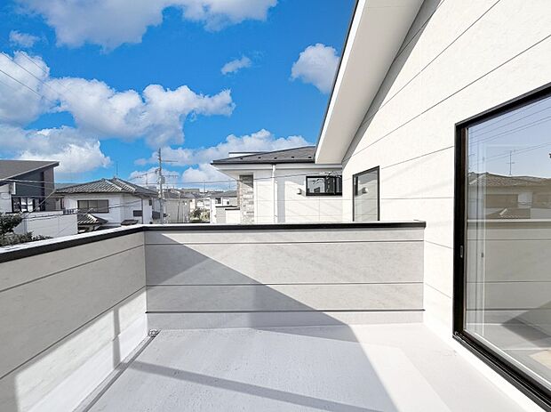 【バルコニー】ゆったりバルコニーだから沢山お洗濯ものを干せます。