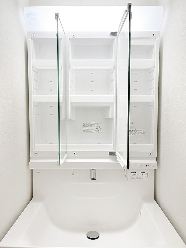 【三面鏡裏収納】三面鏡の裏に、化粧品や衛生用品などを収納可能。洗面台をすっきりと保ちます!