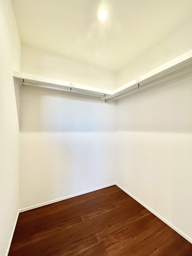 【ウォークインクローゼット】安全性を考慮し階段には手すりを設置しています