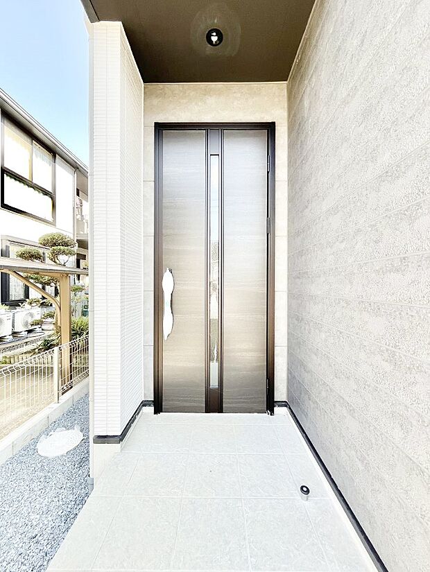 【玄関】玄関前は雨が降っても濡れにくい屋根付き