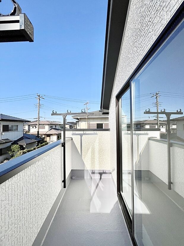 【バルコニー】暖かな陽光が降り注ぐバルコニーはお洗濯におすすめ。爽やかな風も心地よいです。