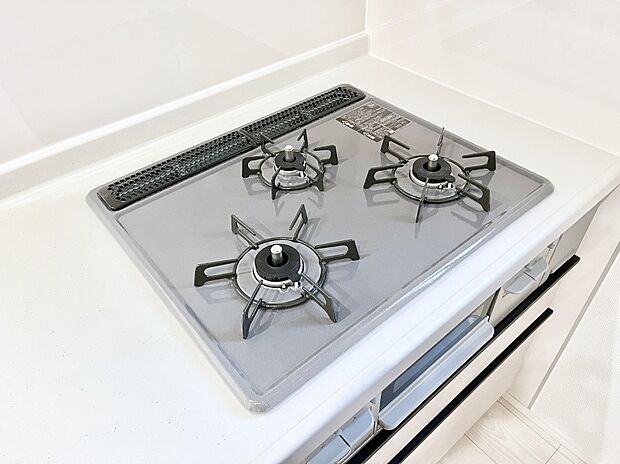 【Siセンサーコンロ】ガスコンロはSiセンサー搭載。火力調節や焦げ付き・消し忘れも防いでくれます。