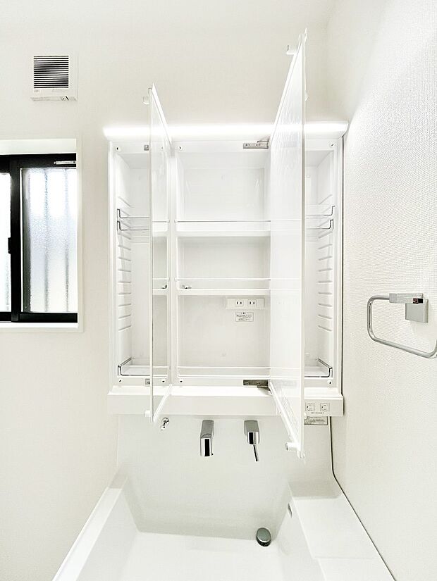 【三面鏡裏収納】三面鏡の裏に、化粧品や衛生用品などを収納可能。洗面台をすっきりと保ちます!