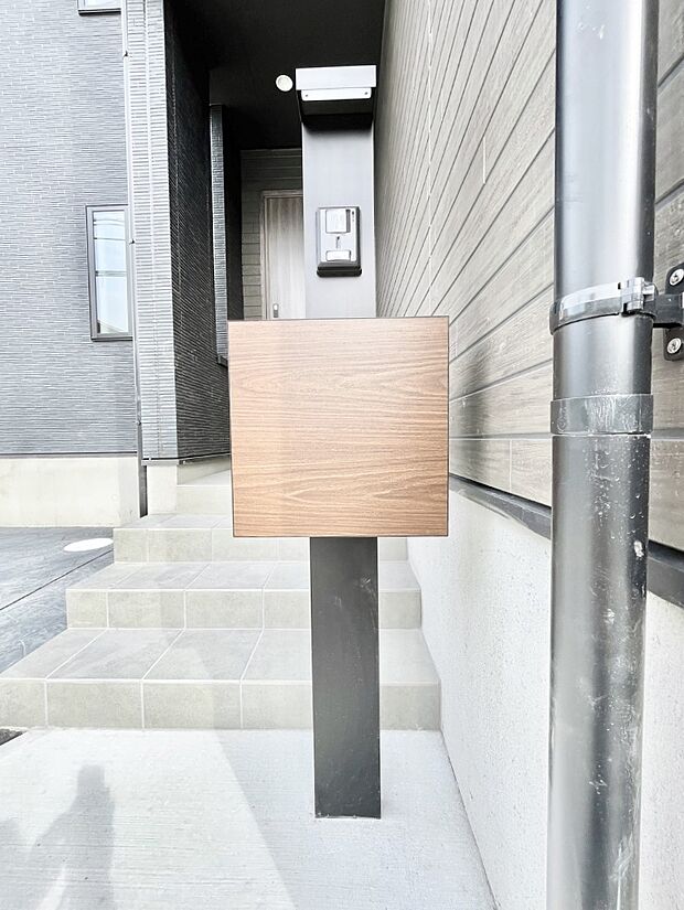 【その他現地】表札・インターホン・ポストをひとつに集約。エントランスになじむシンプルデザイン。