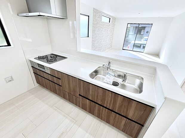 【ダイニングキッチン】リビングで遊ぶお子様を見守りながらお料理ができる対面キッチン。