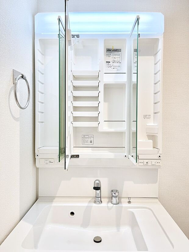 【三面鏡裏収納】三面鏡の裏に、化粧品や衛生用品などを収納可能。洗面台をすっきりと保ちます!