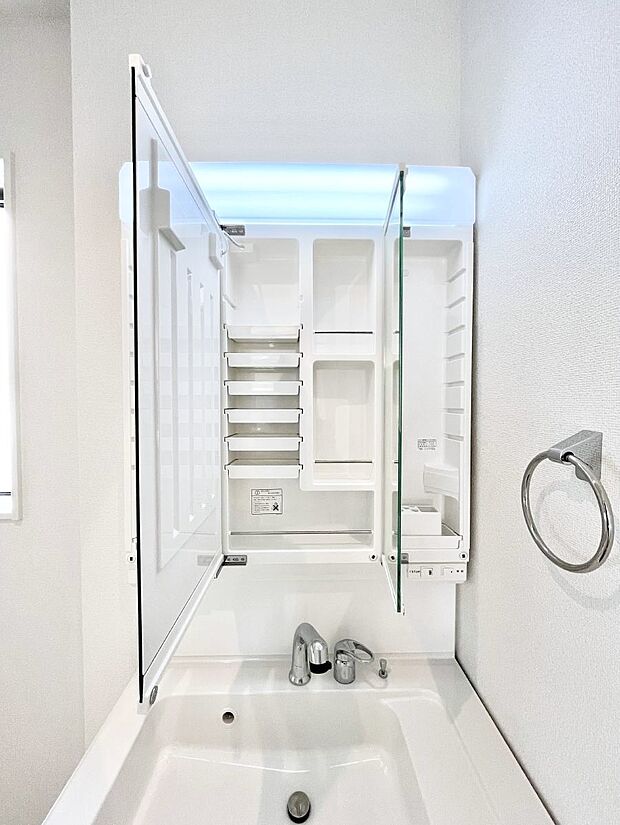 【三面鏡裏収納】三面鏡の裏に、化粧品や衛生用品などを収納可能。洗面台をすっきりと保ちます!