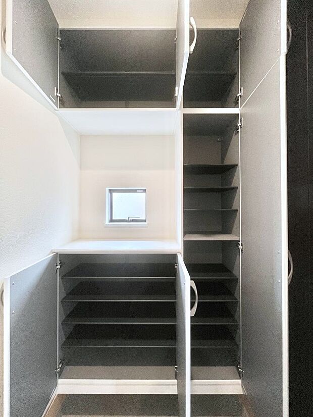 【玄関】天井まである玄関収納で、家族全員の靴もすっきり収納!