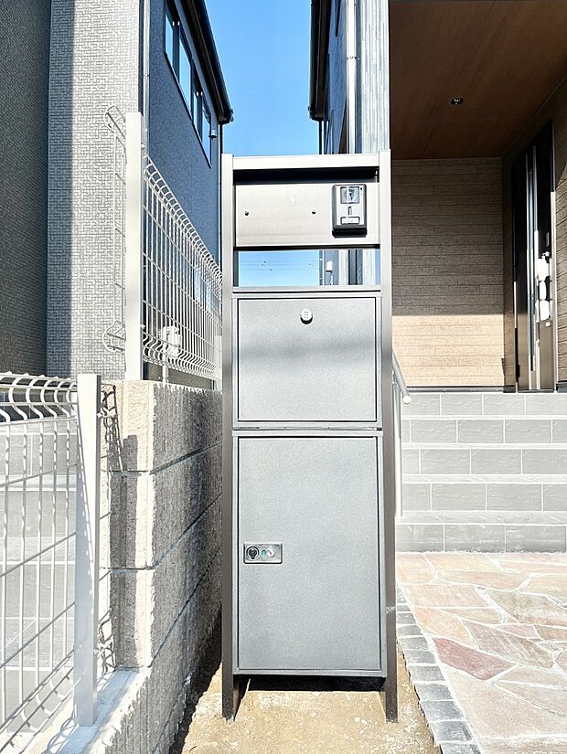 【その他現地】表札・インターホン・ポスト・宅配ＢＯＸをひとつに集約。エントランスになじむシンプルデザイン。