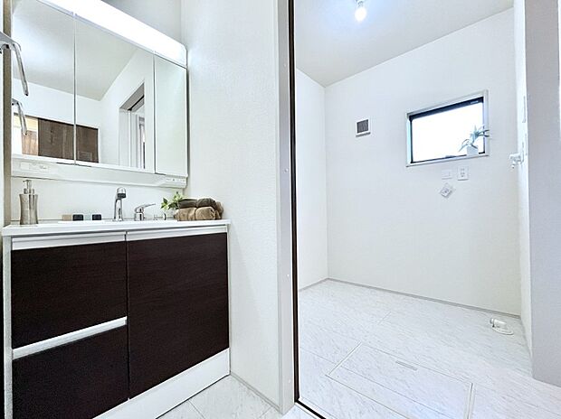 【脱衣場】清潔感のある快適空間です。毎日の身支度も気持ち良くお使い頂けます。 