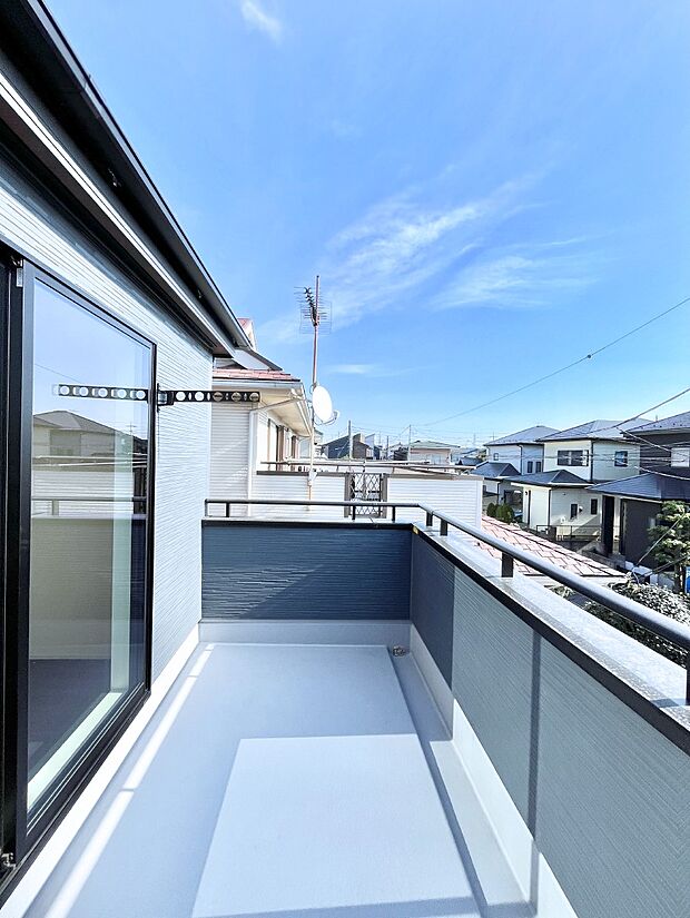 【バルコニー】ゆったりバルコニーだから沢山お洗濯ものを干せます。