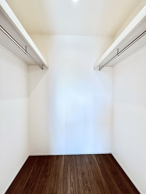 【ウォークインクローゼット】ウォークインクローゼット付きで生活空間を広く利用できます。