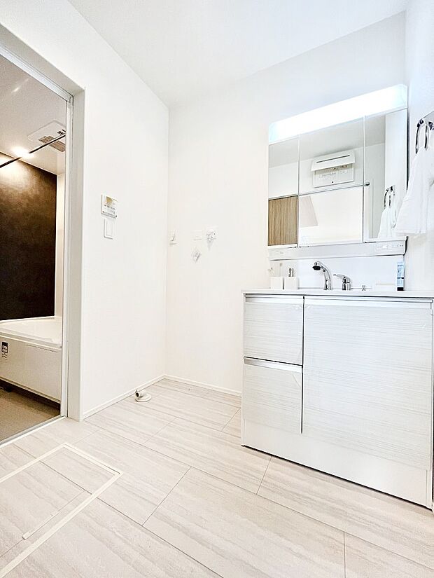 【脱衣場】清潔感ある洗面化粧室で朝の身支度も快適