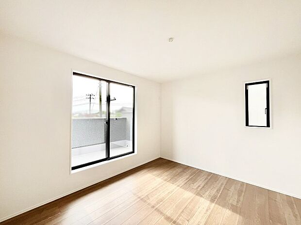 【寝室】明るいバルコニーサイドに洋室を設置。目覚めの良い寝室に。