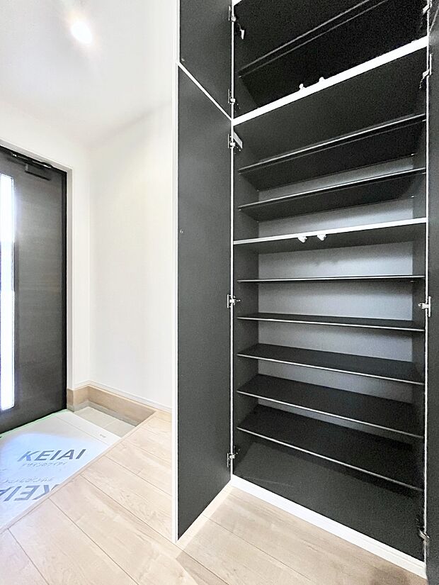 【シューズボックス】たっぷり収納できるシューズボックスで家族全員の靴も、玄関すっきり。