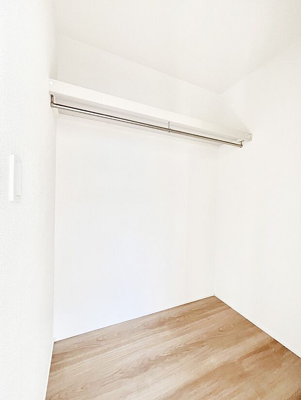 【ウォークインクローゼット】衣類をハンガーに掛けたまま収納できるWIC。衣類の整理整頓がしやすくて便利です!