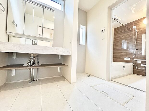 【洗面台・洗面所】清潔感のある快適空間です。毎日の身支度も気持ち良くお使い頂けます。