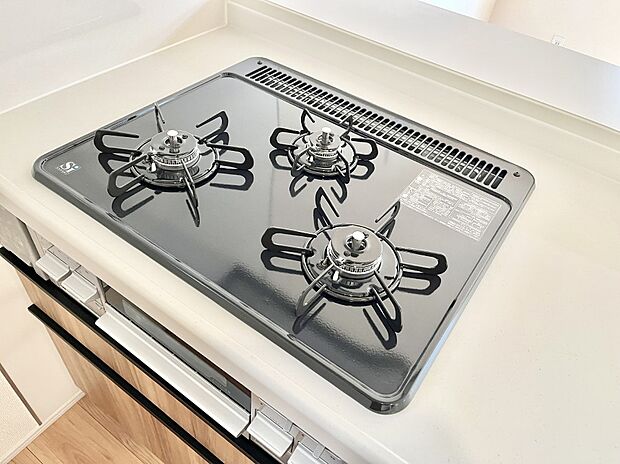 【Siセンサーコンロ】ガスコンロはSiセンサー搭載。火力調節や焦げ付き・消し忘れも防いでくれます。