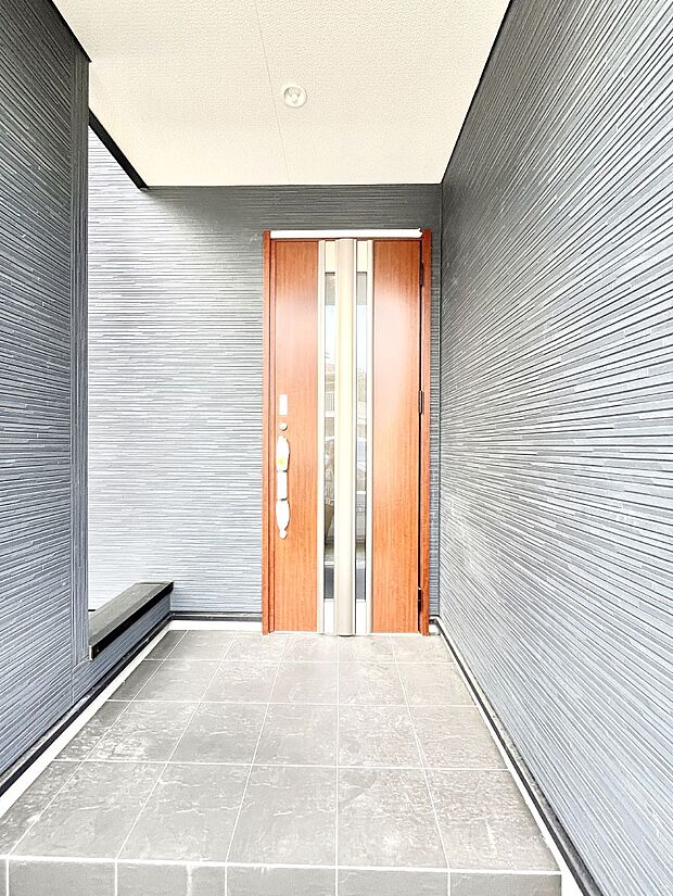 【玄関】大切な家族、来客を出迎える玄関。