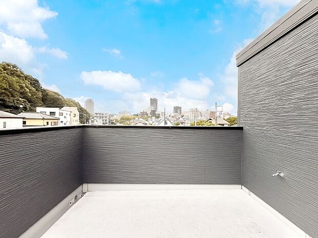 【バルコニー】ゆったりバルコニーだから沢山お洗濯ものを干せます。