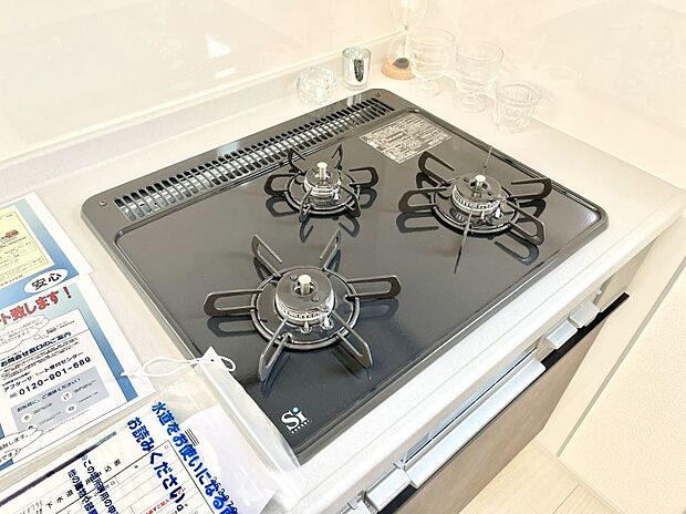 【Ｓｉセンサーコンロ】ガスコンロはＳｉセンサー搭載。火力調節や焦げ付き・消し忘れも防いでくれます。