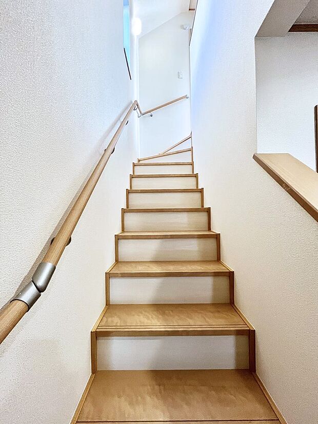 【その他内観】階段は手すり付きなので小さなお子さまやご高齢の方も安心です