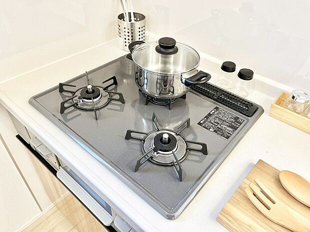 【Siセンサーコンロ】ガスコンロはSiセンサー搭載。火力調節や焦げ付き・消し忘れも防いでくれます。