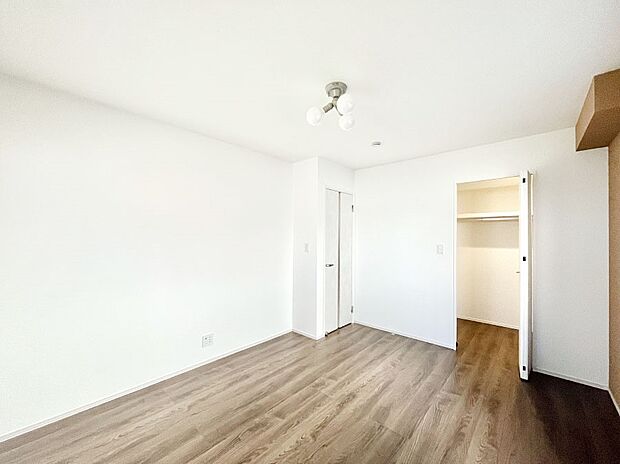 【寝室】収納が充実しているので居住スペースを広々使えます  