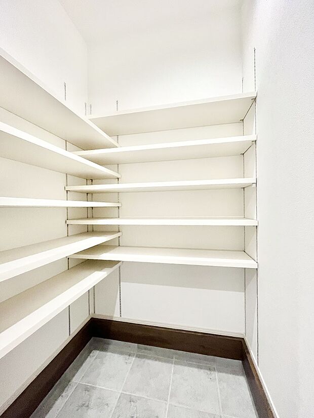 【収納】可動棚がついたシューズインクローゼット。雨具やベビーカー・外遊び道具などが置けるので便利ですね。