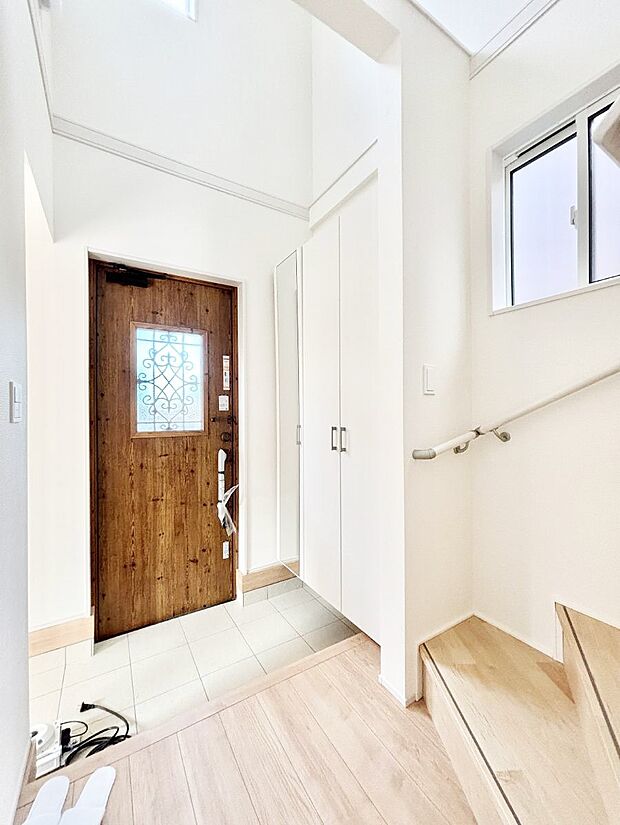 【玄関】小窓から陽光を感じられる明るい玄関