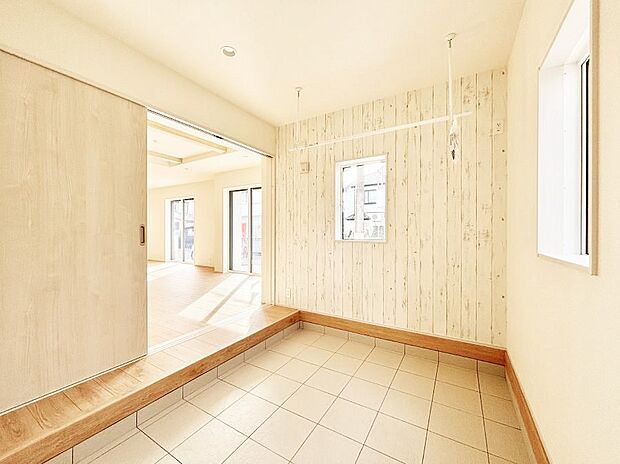 【その他内観】リビングと外をつなぐマルチエントランス